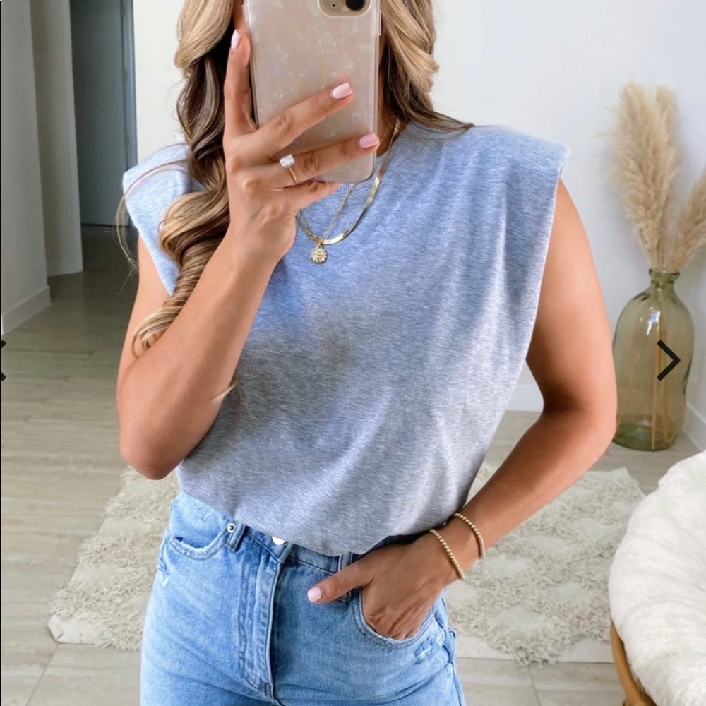 White padded shoulder white tee